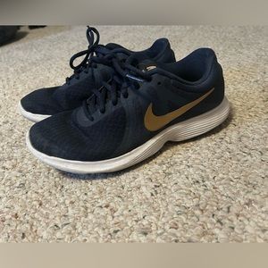 Nike revolution 4
